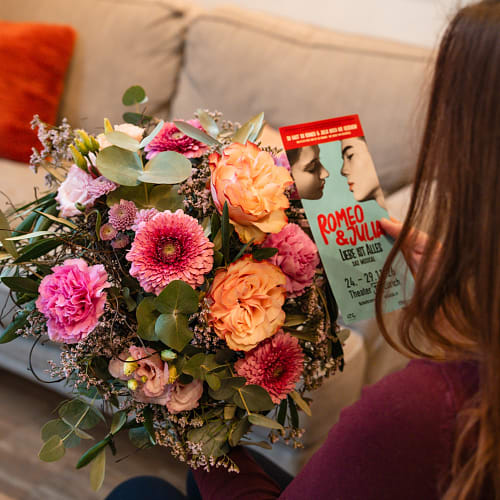 Bouquet of flowers «Juliet» with a CHF 50.- voucher for the musical «Romeo & Julia»
