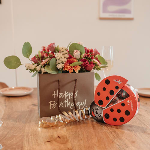 Sac à fleurs «Happy Birthday» - aux couleurs vives avec Munz coccinelle en chocolat
