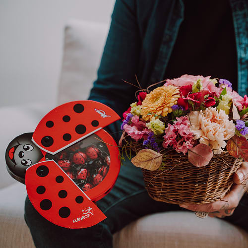 Composizione floreale «Melodia di colori» con Munz coccinelle portafortuna di cioccolato