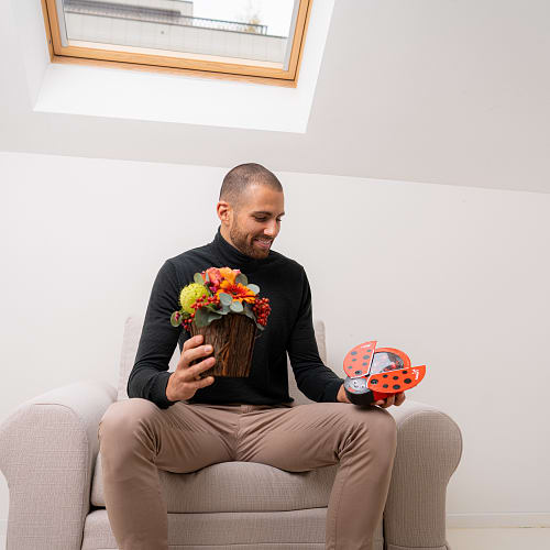 Composizione floreale «Happy Surprise» con Munz coccinelle portafortuna di cioccolato