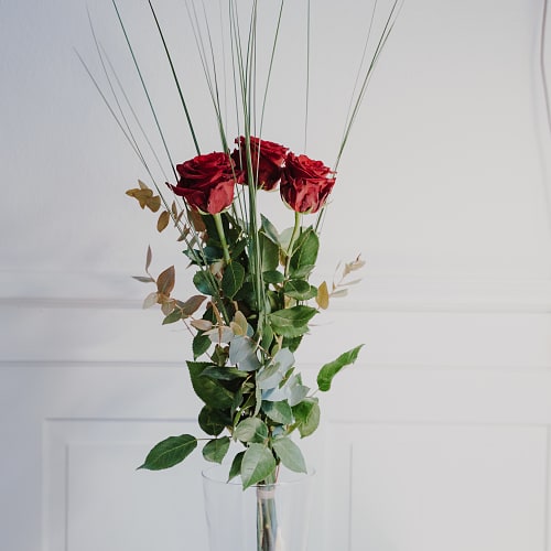 3 rote Rosen mit Grün