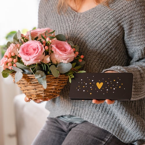 Arrangement floral «Personne préférée» avec roses Fairtrade Max Havelaar et Munz tablette de chocolat «Heart»