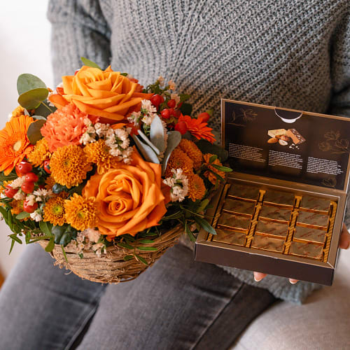 Blumengesteck «Pura Vida» mit Fairtrade-Rosen Max Havelaar und Avelines Pralinés von Maestrani