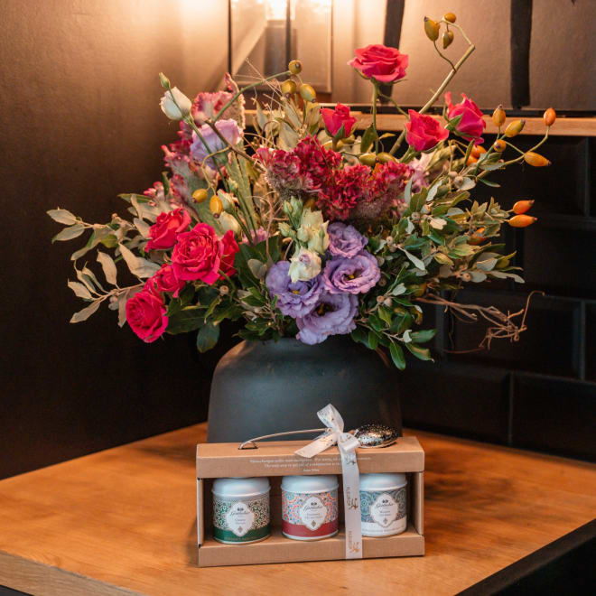 Meadow bouquet «Vivid Bloom» with Gottlieber tea gift set