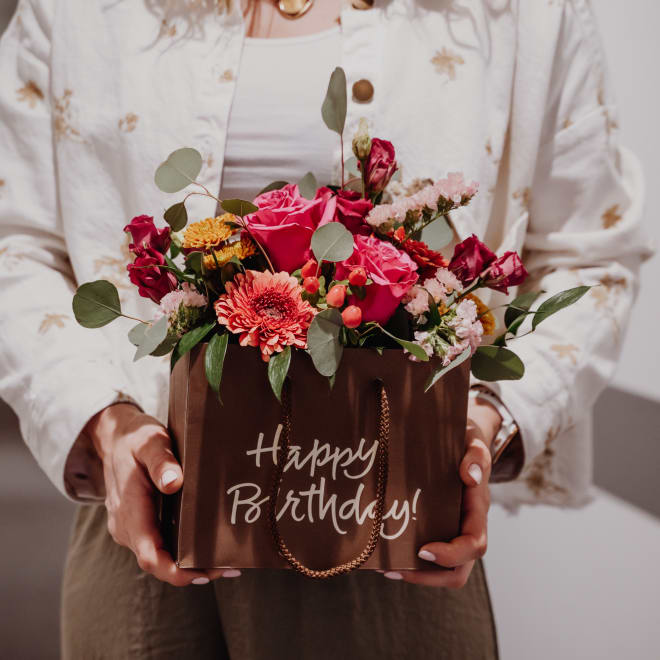 Fleurop Blumentasche «Happy Birthday» - in kräftigen Farben