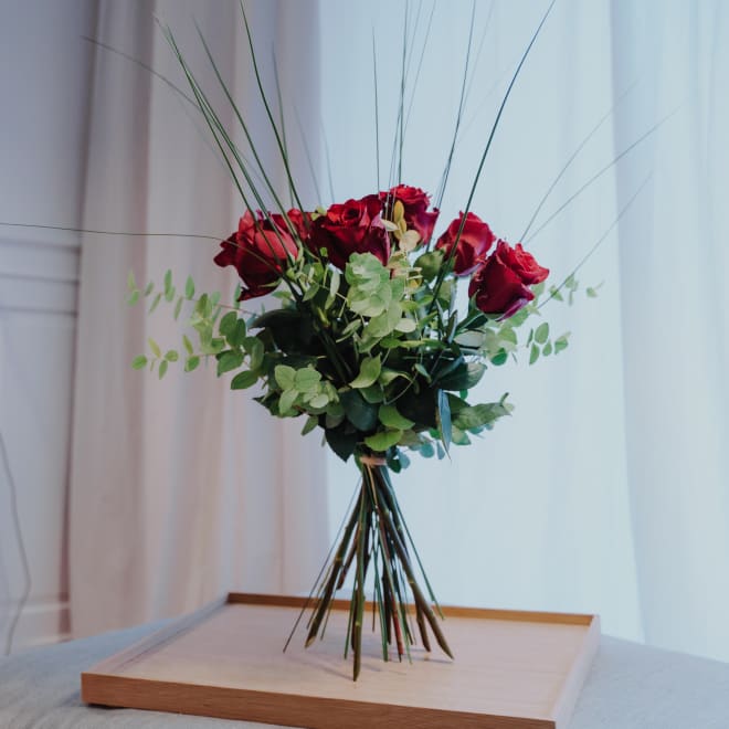 7 rote Rosen mit Grün