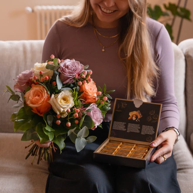 Blumenstrauss «Lovely Roses» mit Fairtrade-Rosen Max Havelaar und Avelines Pralinés von Maestrani