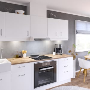 Kjøkken med integrert ventilator i overskap og koketopp på benk