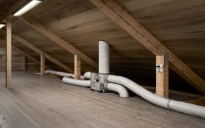 Installert Flexit SAT EC sentralavtrekksvifte på loft med tilkoblede fleksible kanaler
