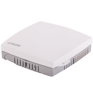 Rommontert fuktføler i hvitt kapslingshus med ventilasjonsspor og Regin-logo