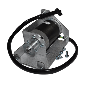 Komplett rotormotor med monteringsbrakett, aksel og tilkoblingskabel på isolert bakgrunn