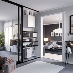 
                    Ventilasjonsaggregatet Nordic KS3 montert høyt i gang med synlige kanaltilkoblinger