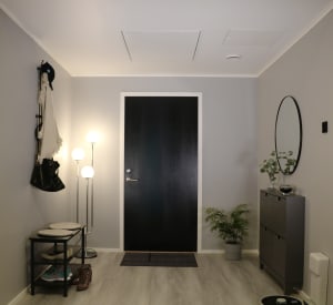 
                    Entré med diskret takluker til ventilasjonsaggregat Nordic CL2/CL3/CL4 skjult over himlingen