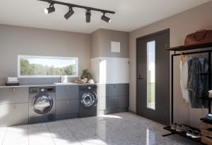 
                    Vaskerom med veggmontert Flexit Nordic S7 SW ventilasjonsaggregat ved inngangsdør