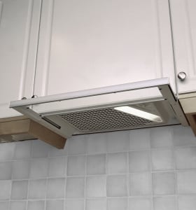 
                    Kjøkkenvifte Flexit Fondue-M Slimline i hvit montert under overskap