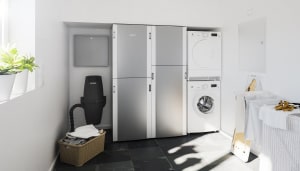 
                    Lyst vaskerom med inneklimasentral Econordic WH4/WH4 XL installert ved veggen sammen med vaskemaskin og tørketrommel