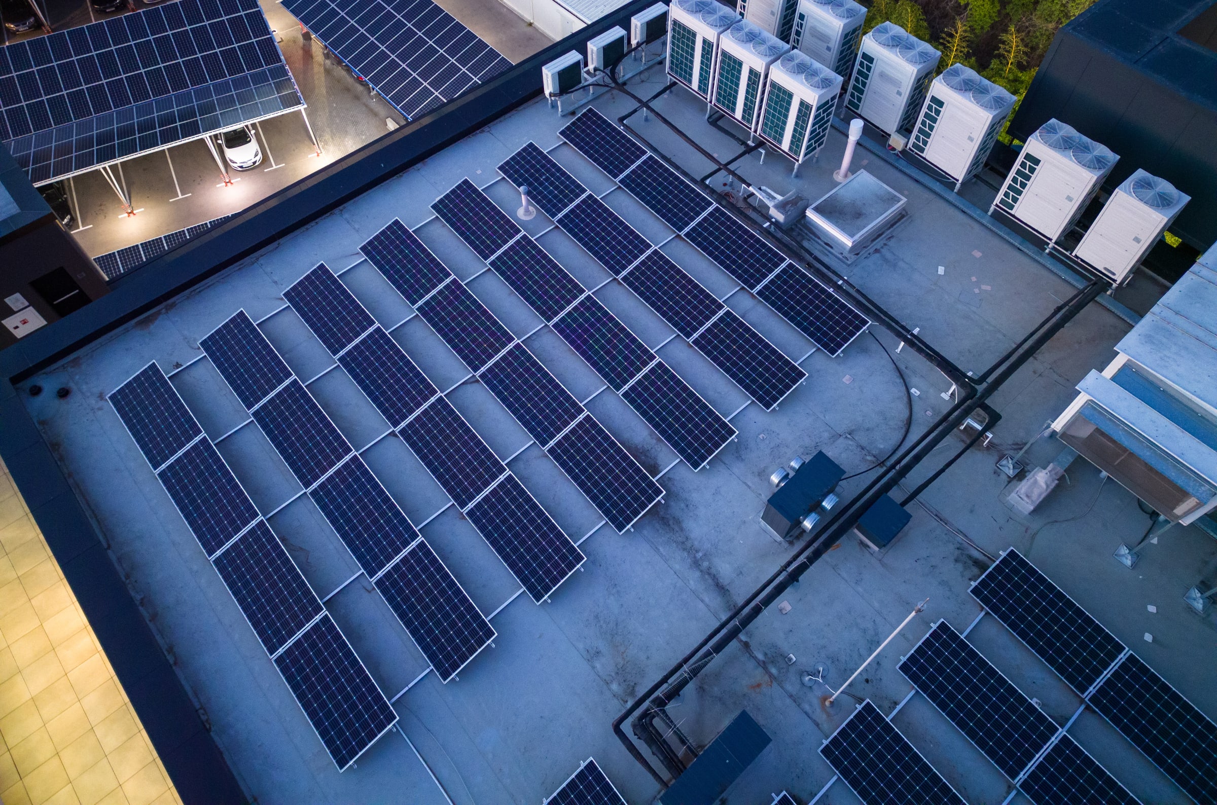 solar-panels-on-the-roof-of-a-office-building