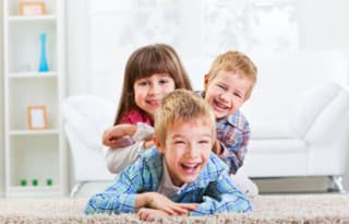 kids-on-rug