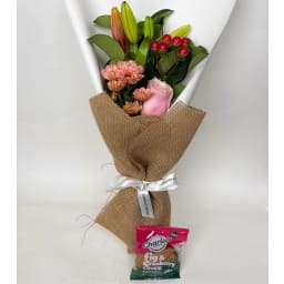 Daily Bouquet — Roses, Hypericum & Fig Cookie Delight