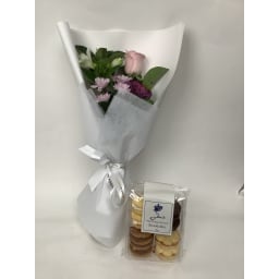 Daily Bouquet - Soft petals and tea-time treats