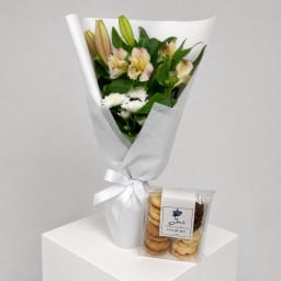 Daily Bouquet - white glow with pink petals and biscuits