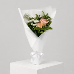 Daily Bouquet - Soft peach and fresh green mood
