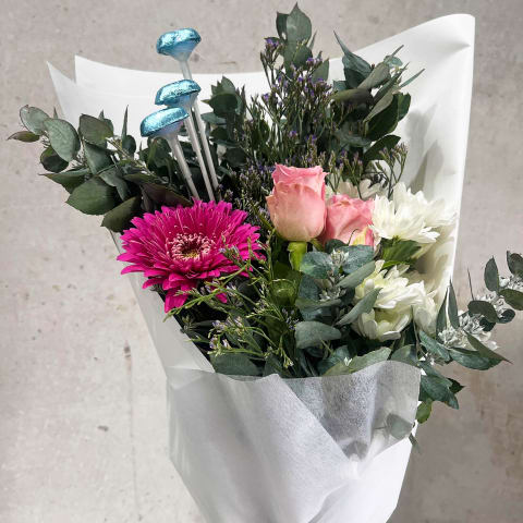 Daily Bouquet Sweetheart Blooms & Chocolate Kisses ✨🌸 - Standard 0