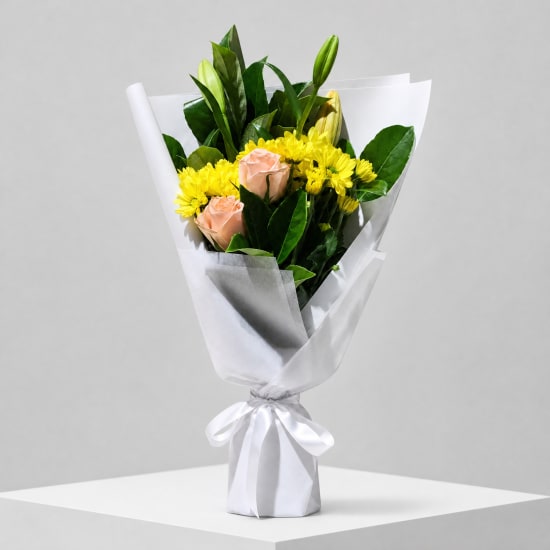 Daily Bouquet - Sunlit petals and peach calm - Standard