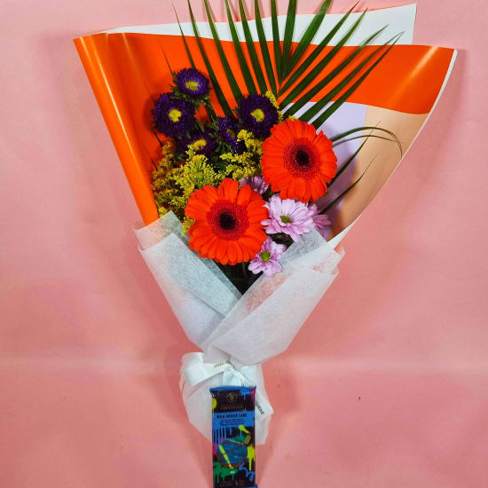 Daily Bouquet Golden Bloom Delight ✨🌼🍫 - Standard