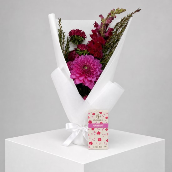 Daily Bouquet - Crimson snaps and pink drama - Standard