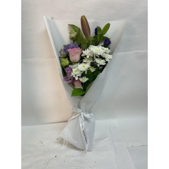 Daily Bouquet - Soft blush and cloud-white charm - Standard