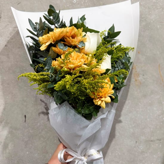 Daily Bouquet Golden Grace Blooms 🌼🌸✨ - Standard