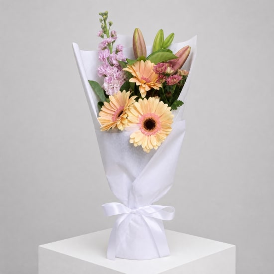 Daily Bouquet - Soft peach with pink lily glow - Standard