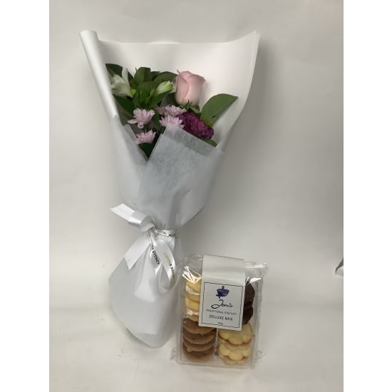 Daily Bouquet - Soft petals and tea-time treats - Standard