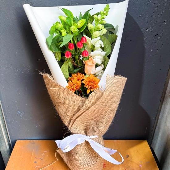 Daily Bouquet: Roses, Snapdragons & Graceful Charm - Standard