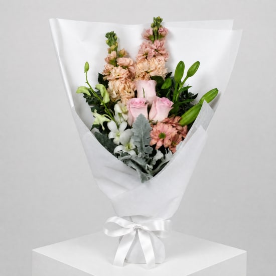 Daily Bouquet - Soft petals and silver leaf - Standard