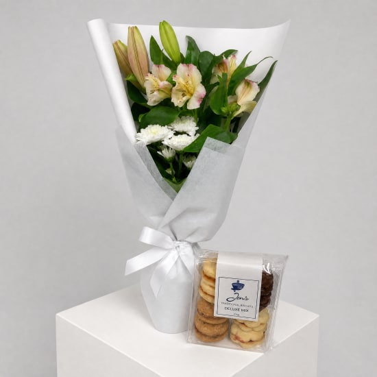 Daily Bouquet - white glow with pink petals and biscuits - Standard