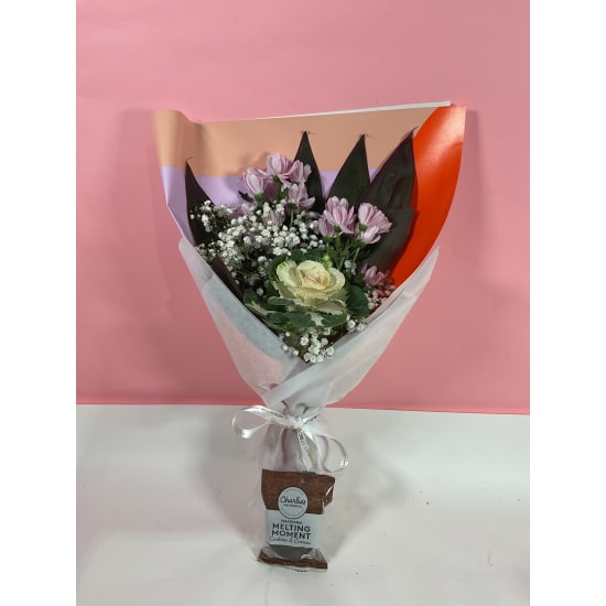 Daily Bouquet - Blush petals, bold leaves, sweet bite - Standard