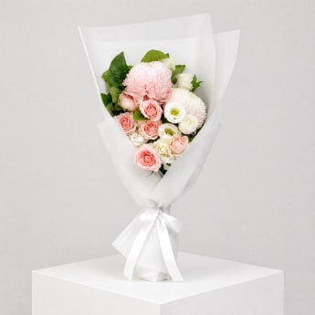Daily Bouquet - soft pink mood, white frills