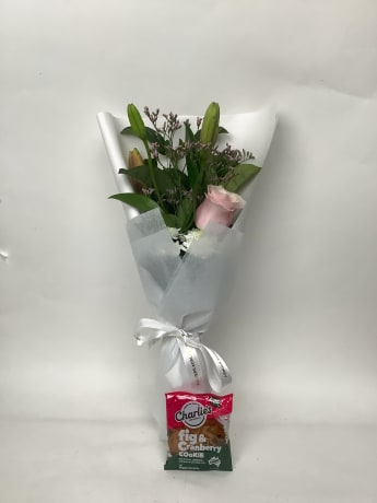 Daily Bouquet - Pretty in pink with a cookie