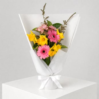 Daily Bouquet - Daffodil daydream with pink pop