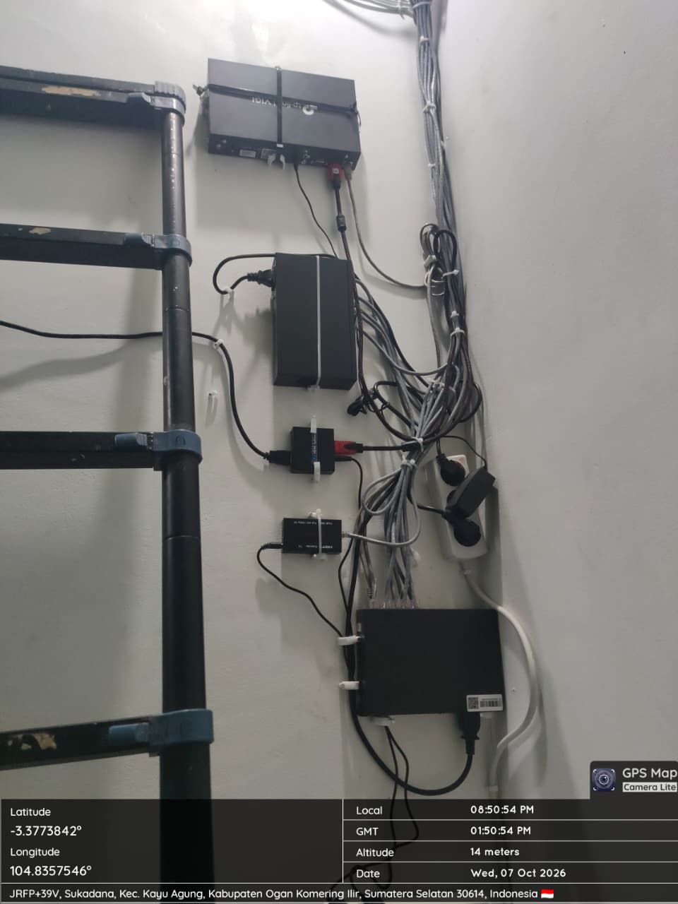 Instalasi kabel dan perangkat CCTV Toko Kue Hanny Palembang