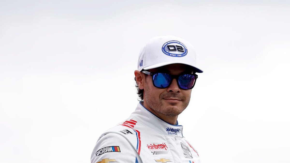 Larson wins at Kansas Speedway extending championship lead - nascar championship lead