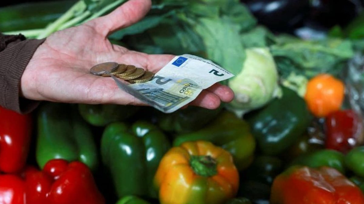 Euro Struggles Amid Political, Fiscal Worries - euro struggles