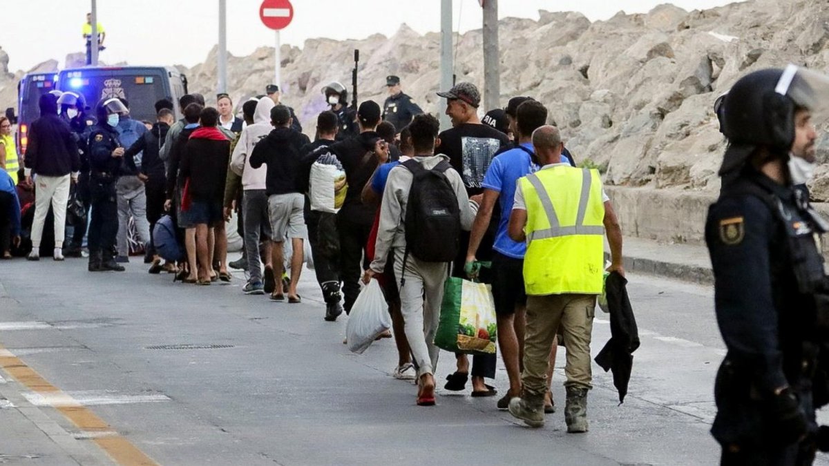 EU Accelerates Migrant Returns with New Legal Framework - eu migrant returns
