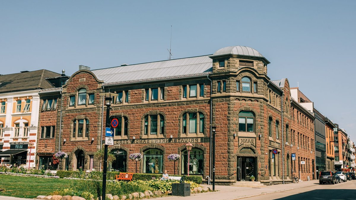 Qivalis Hires Elsenga as Chief Risk Officer Historic architecture of a private bank building on a sunny city street.