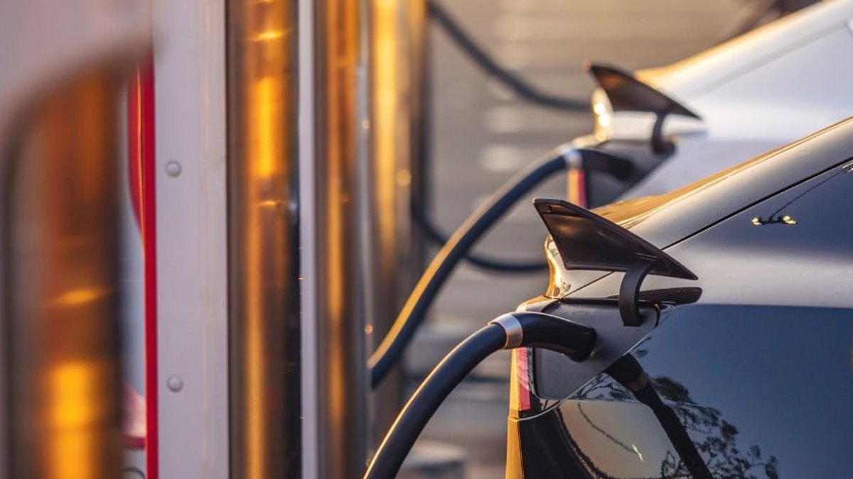 Norwegian Study Finds EVs Crash Less Than Petrol Cars - ev crash rates