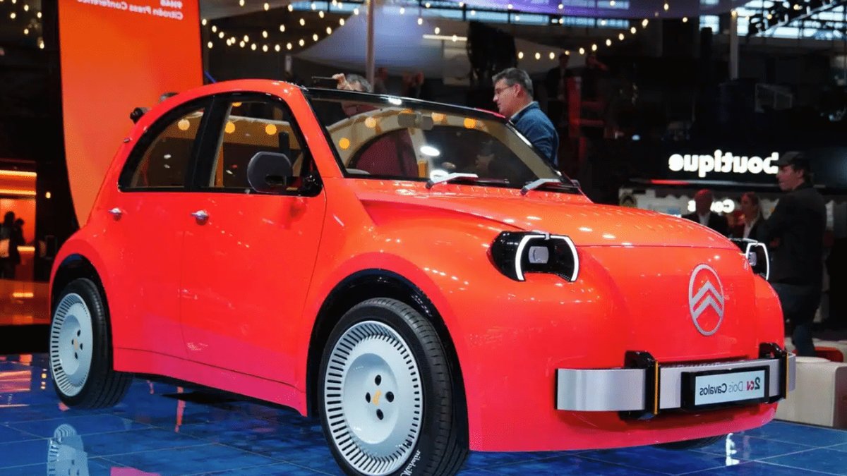 The new Citroën 2CV full yelectric concept debuted.