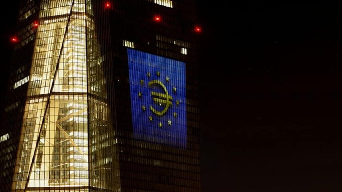 Euro Zone Bond Yields Surge, Reviving Doom Loop Fears - euro zone bond yields