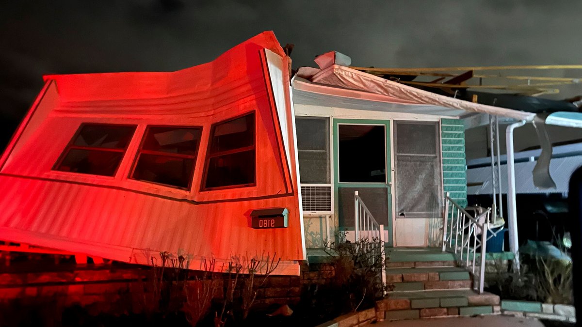 Researchers Test Mobile Homes Against Hurricane Winds Researchers Test Mobile Homes Against Hurricane Winds - hurricane winds